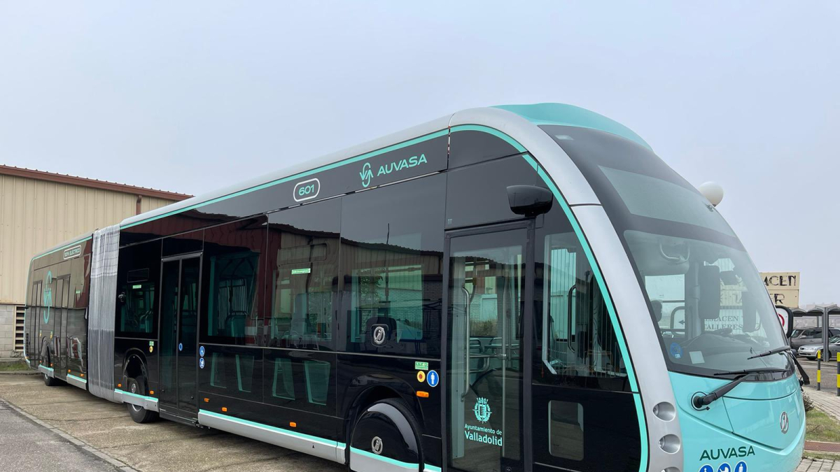 Nuevo bus eléctrico articulado, en las instalaciones de Auvasa.