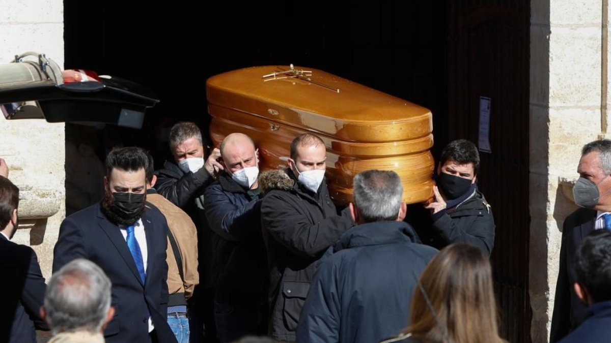Funeral de Esther López en Traspinedo. J. M. LOSTAU