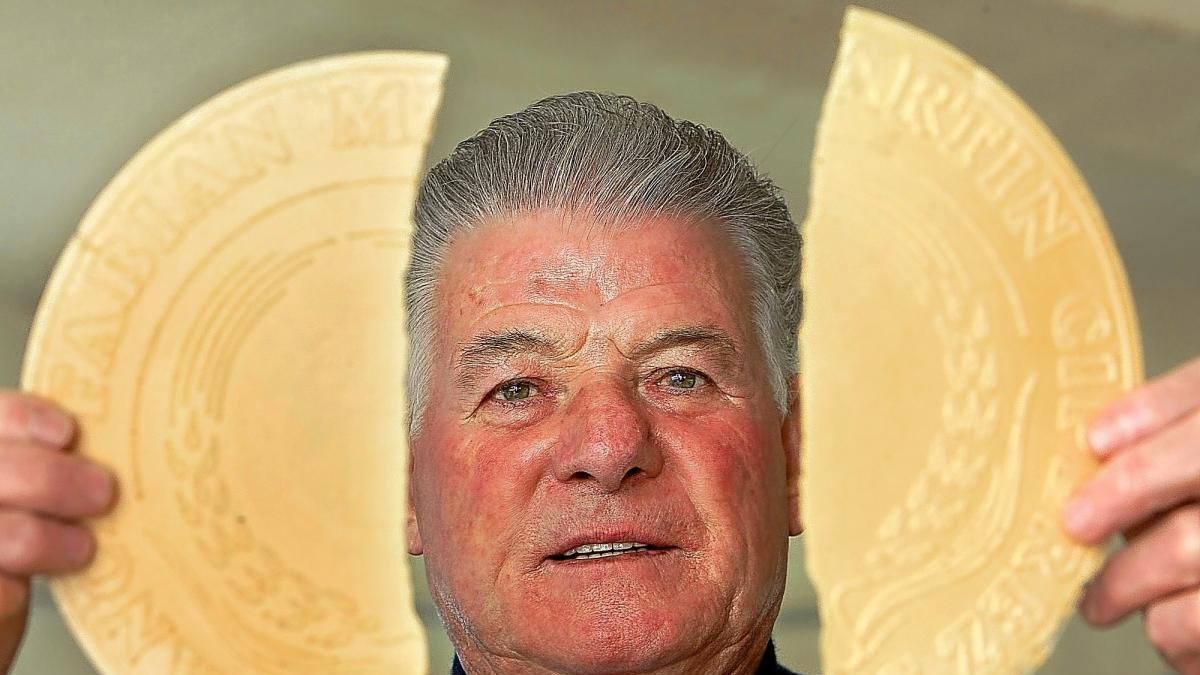 Fabián Martín Tapia, el fundador de Pan de Ángel, posa con una de las obleas que fabrica la empresa.-ENRIQUE CARRASCAL