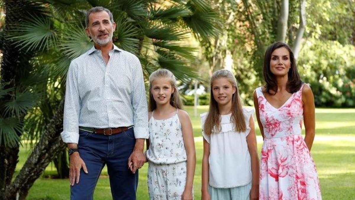 Los reyes y sus dos hijas, la princesa Leonor y la infanta Sofía,  en los jardines del palacio de Marivent, donde han posado para los medios en la tradicional sesión gráfica del verano en Palma.-EFE / BALLESTEROS