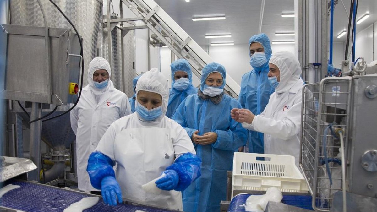 En el centro, Milagros Marcos, durante su visita a la fábrica de Freigel Foodsolutions.-ICAL