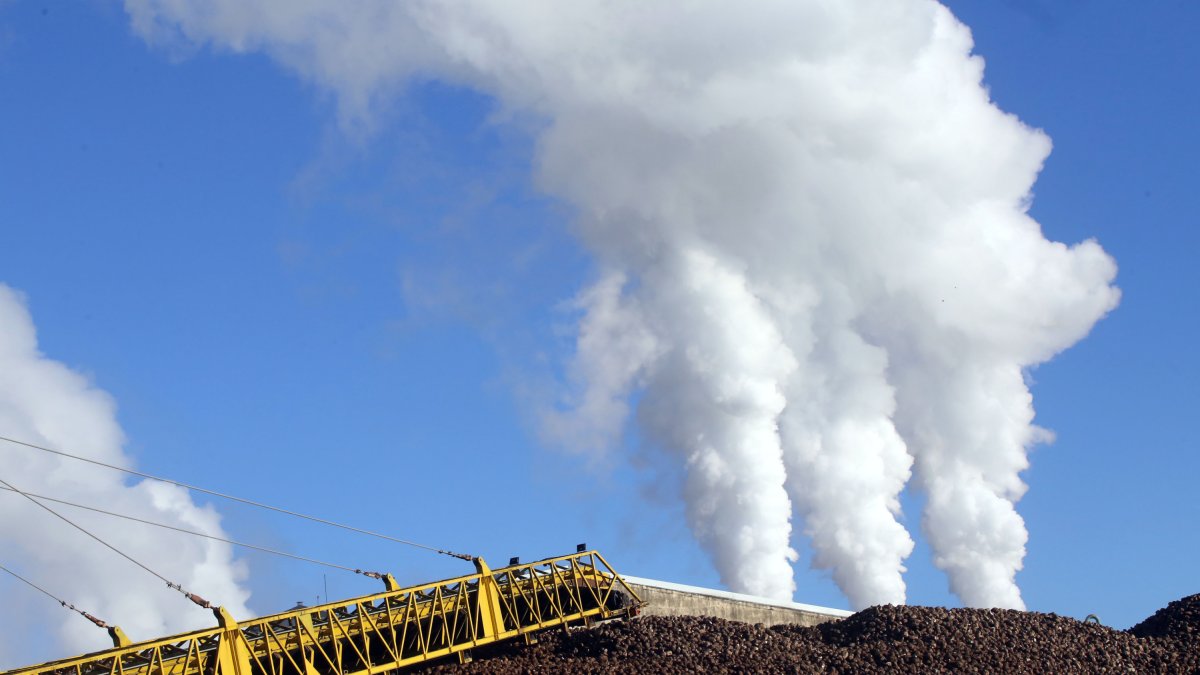 Descarga de remolacha en la azucarera ACOR, en Olmedo (Valladolid).- ICAL