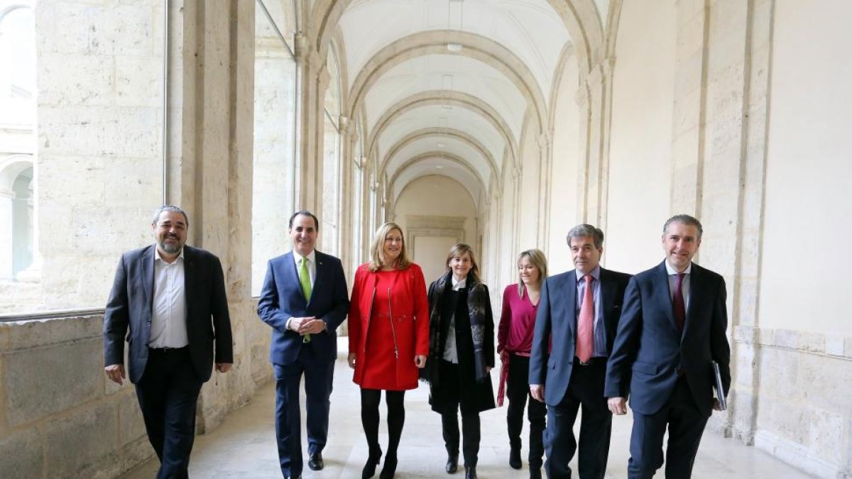 La consejera de Hacienda, Pilar del Olmo, inaugura la jornada 'Las sociedades de garantía como soporte para la financiación de las pymes'. Junto a ella, de izquierda a derecha, Carlos Aganzo, José Rolando Álvarez, Rosario Casero, Elena Martín, Ángel de la-Ical