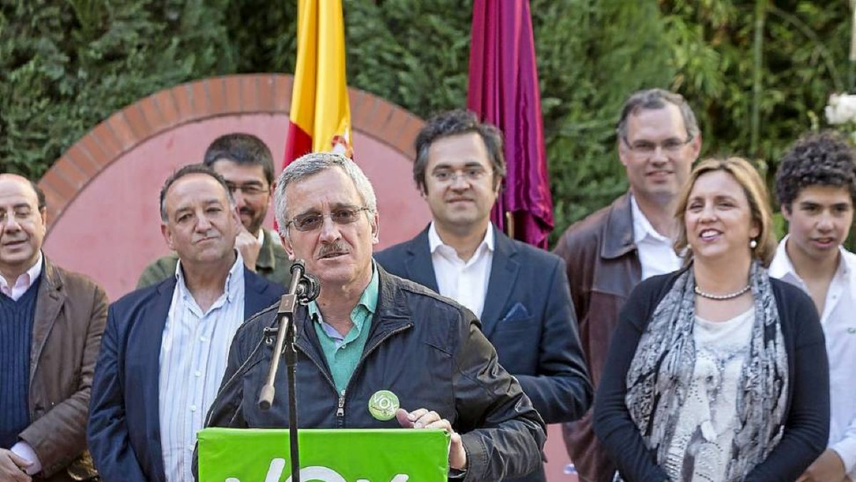 Ortega Lara con los candidatos de VOX detrás.-Miguel Ángel Santos