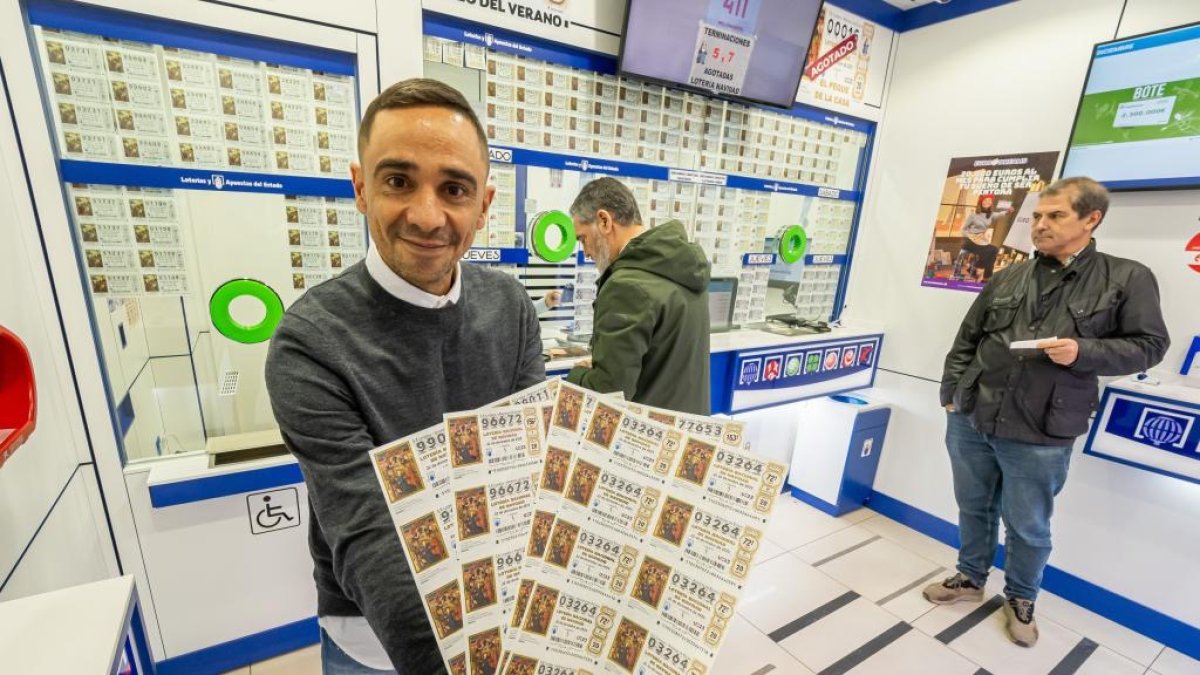Alfonso Cermeño, titular de la administración Las Francesas en la calle Santiago, con algunos décimos de lotería. -PHOTOGENIC