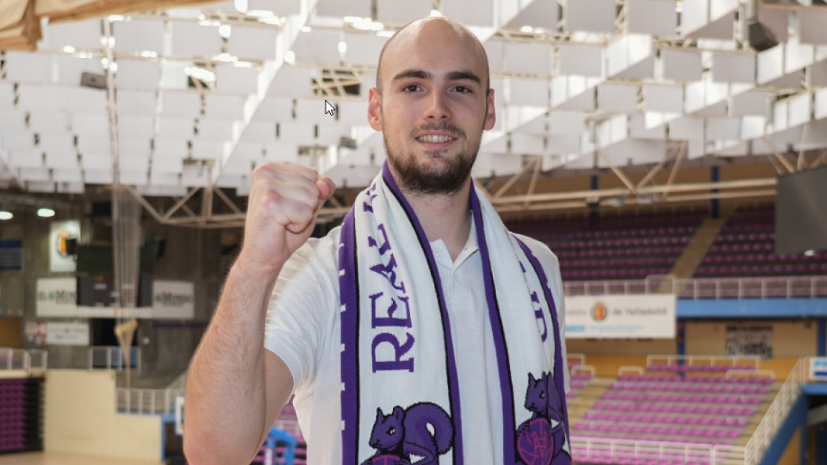 Iñigo Royo, ala-pívot del UEMC Real Valladolid Baloncesto en su presentación. / J. M. LOSTAU