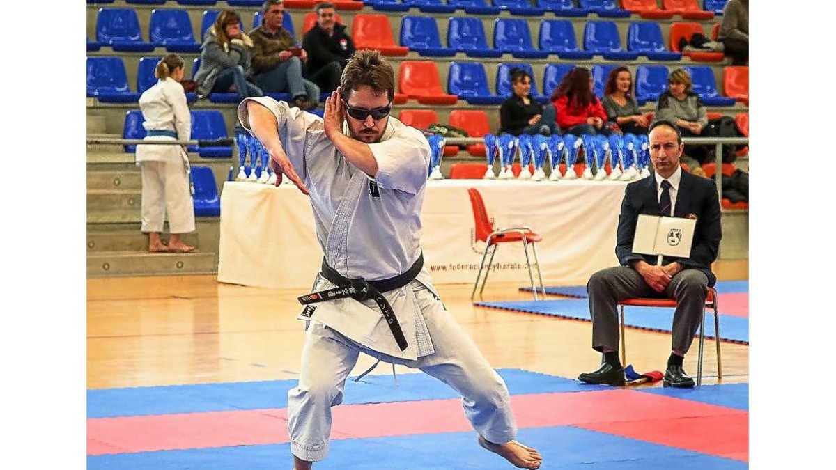 Un deportista con discapacidad visual durante su ejercicio en el Campeonato regional.-M.Á. SANTOS