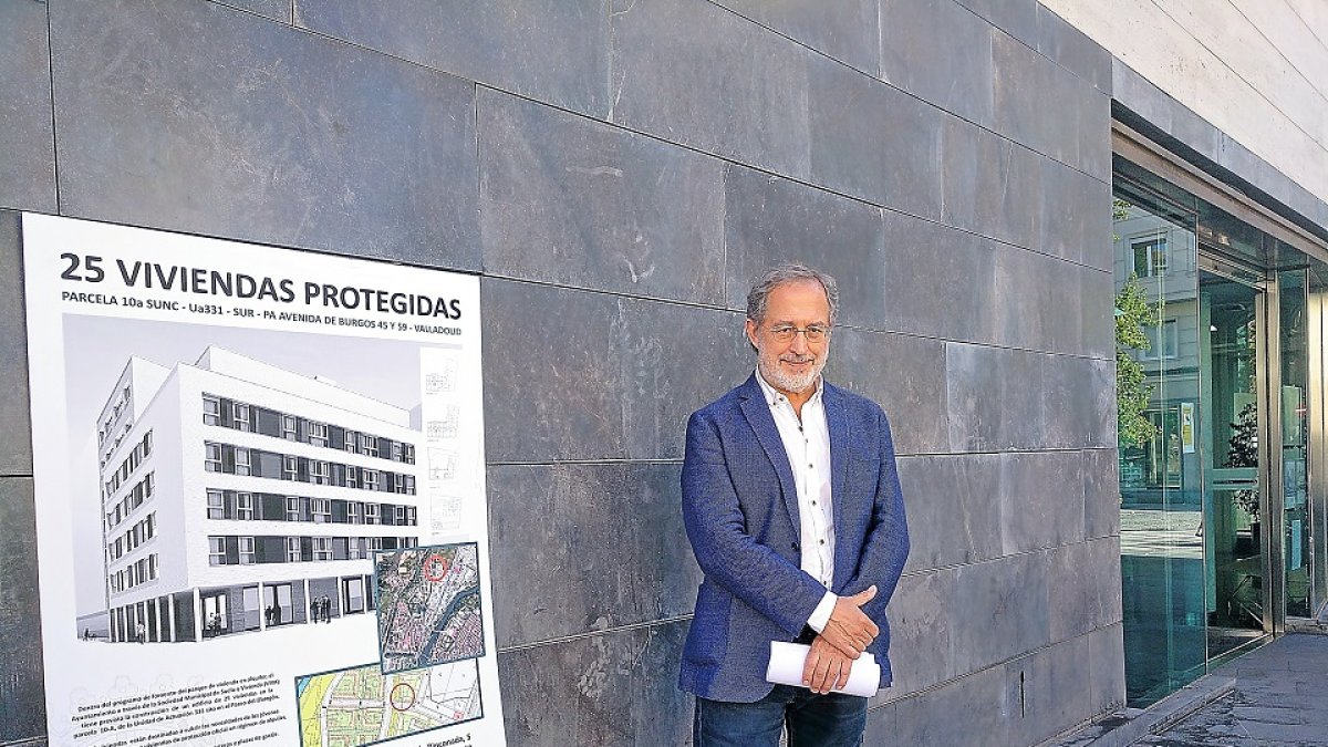 El concejal Manuel Saravia ante el cartel que anuncia la construcción de 25 viviendas de promoción pública en la Avenida de Burgos. E.M.