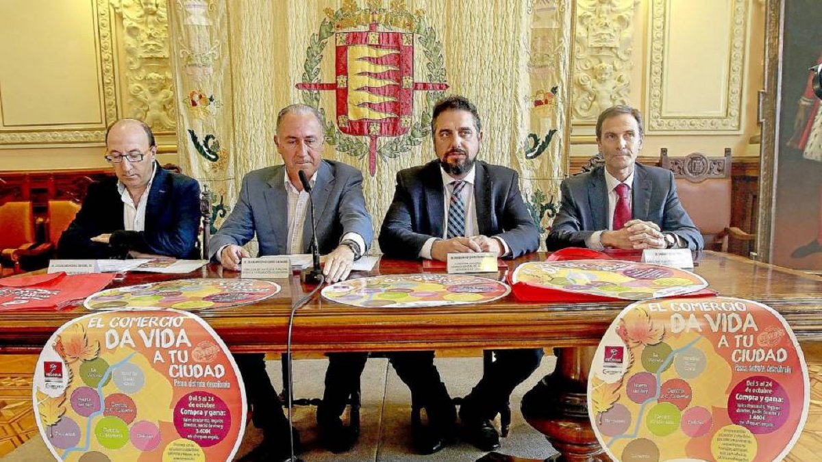 Javier Herreras, de Fecosva, Antonio Gato, Roberto García, director de la Cámara de Comercio, y Javier Cebrián, de Kutxa Laboral-J.M. Lostau