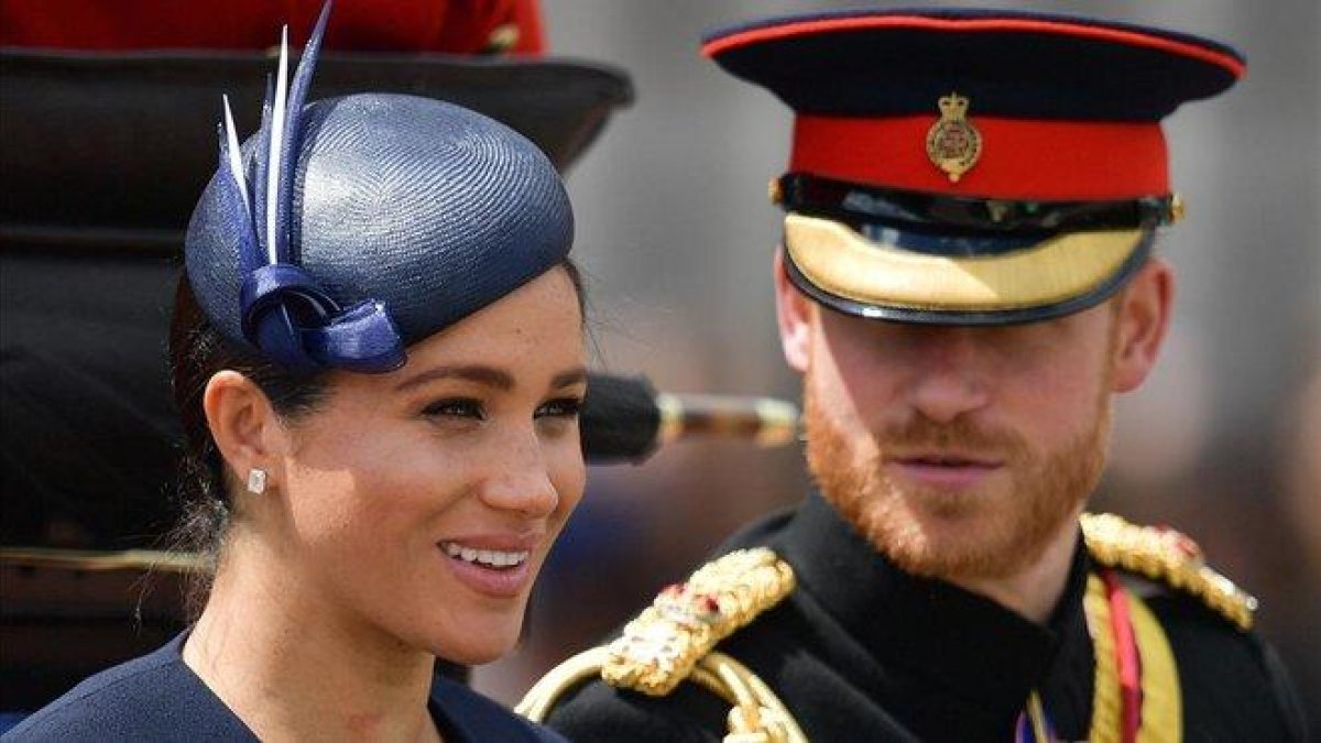 Meghan Markle y su marido el príncipe Enrique, en el Trooping the Colour, desfile celebrado este sábado en Londres.-AFP / DANIEL LEAL-OLIVAS
