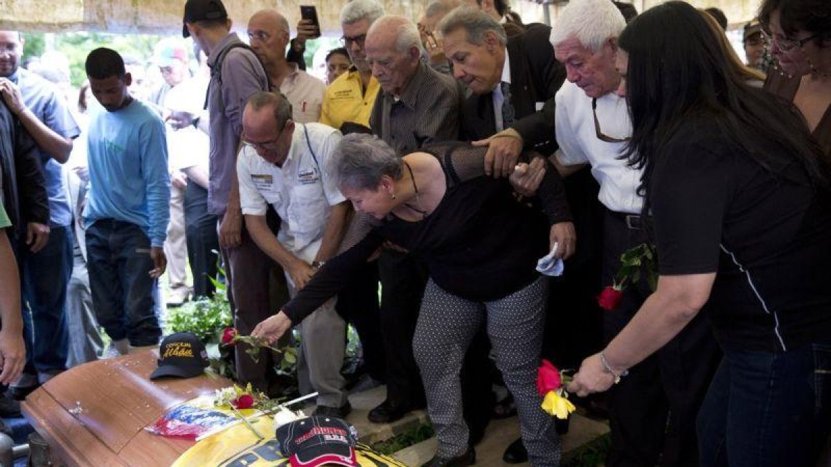 Amparo Salazar, madre del opositor Fernando Albán, deja una rosa sobre su tumba.-AP