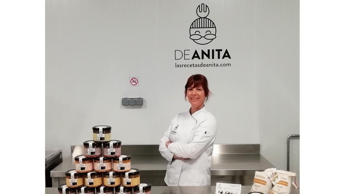 La emprendedora vallisoletana Sandra Sixto Peña con un lote de sus productos gourmet.-L.P.
