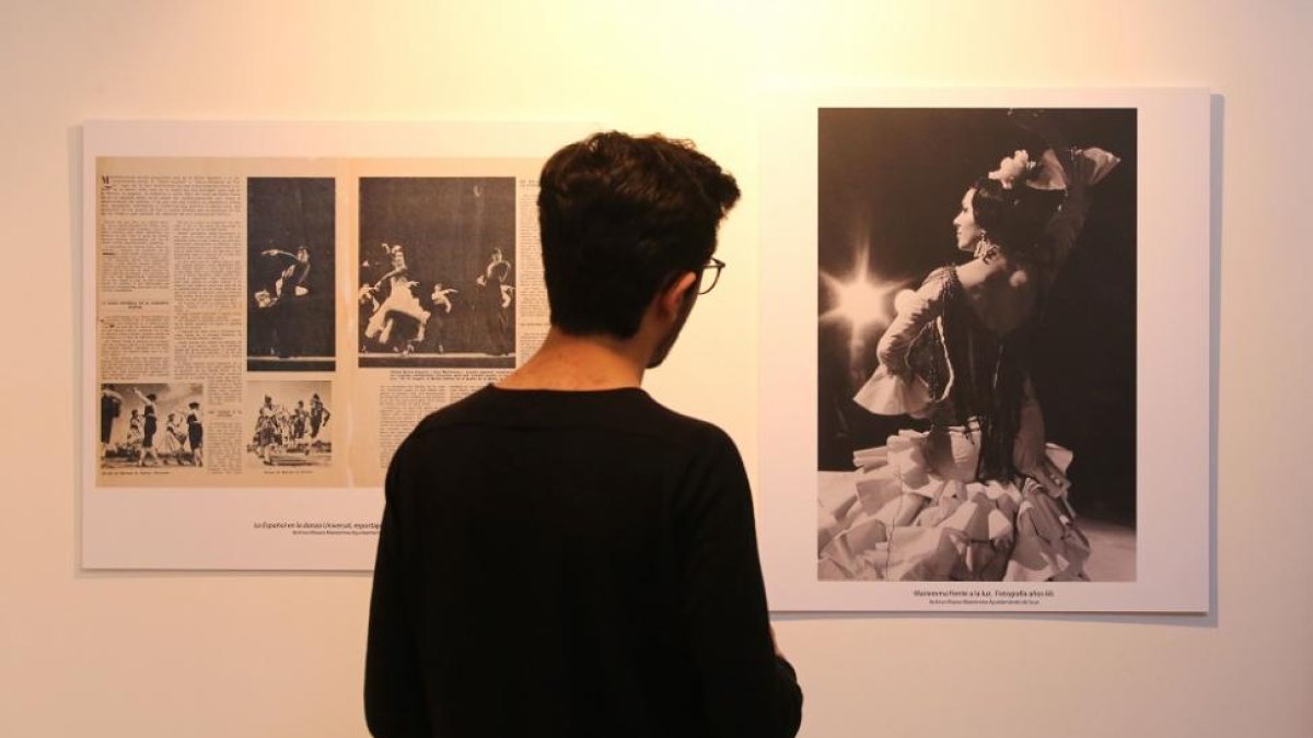 Un joven contempla algunas de las fotografías que forman parte de la exposición ‘Mariemma. Una vida para la danza’.-ICAL