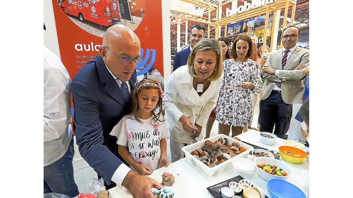 Jesús Julio Carnero y Pilar del Olmo, en la Feria de Muestras.-M. Á. SANTOS / PHOTOGENIC