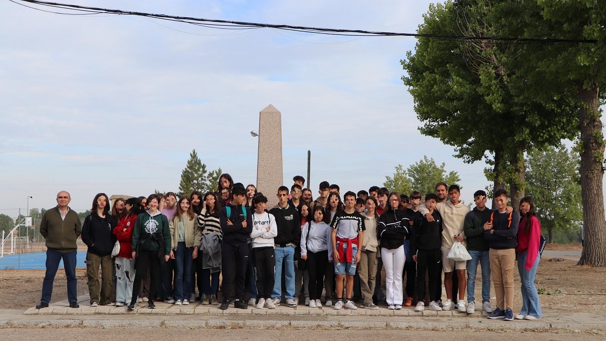 Visita de los alumnos del IES Nuñez de Arce de Valladolid a la Base Militar 