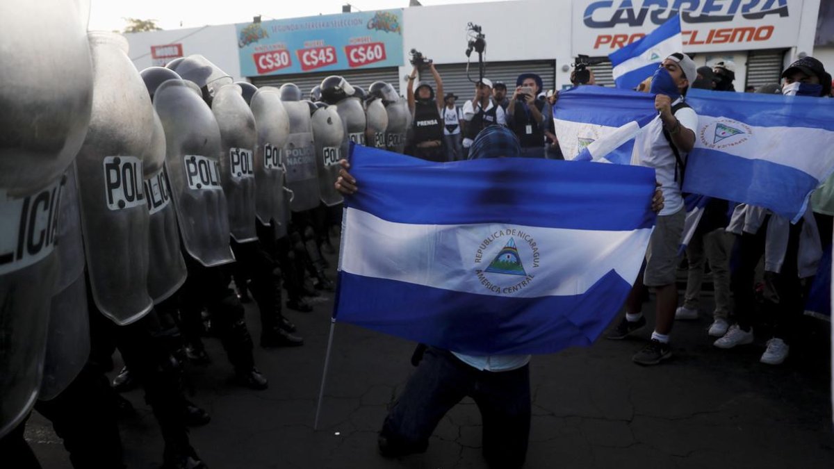 La Policía Nacional de Nicaragua bloqueó el paso a una manifestación contra el Gobierno de Ortega, que tenía como el lema Vamos ganando, y que transcurrió sin incidentes y bajo una fuerte presencia policial.-ESTEBAN BIBA (EFE)