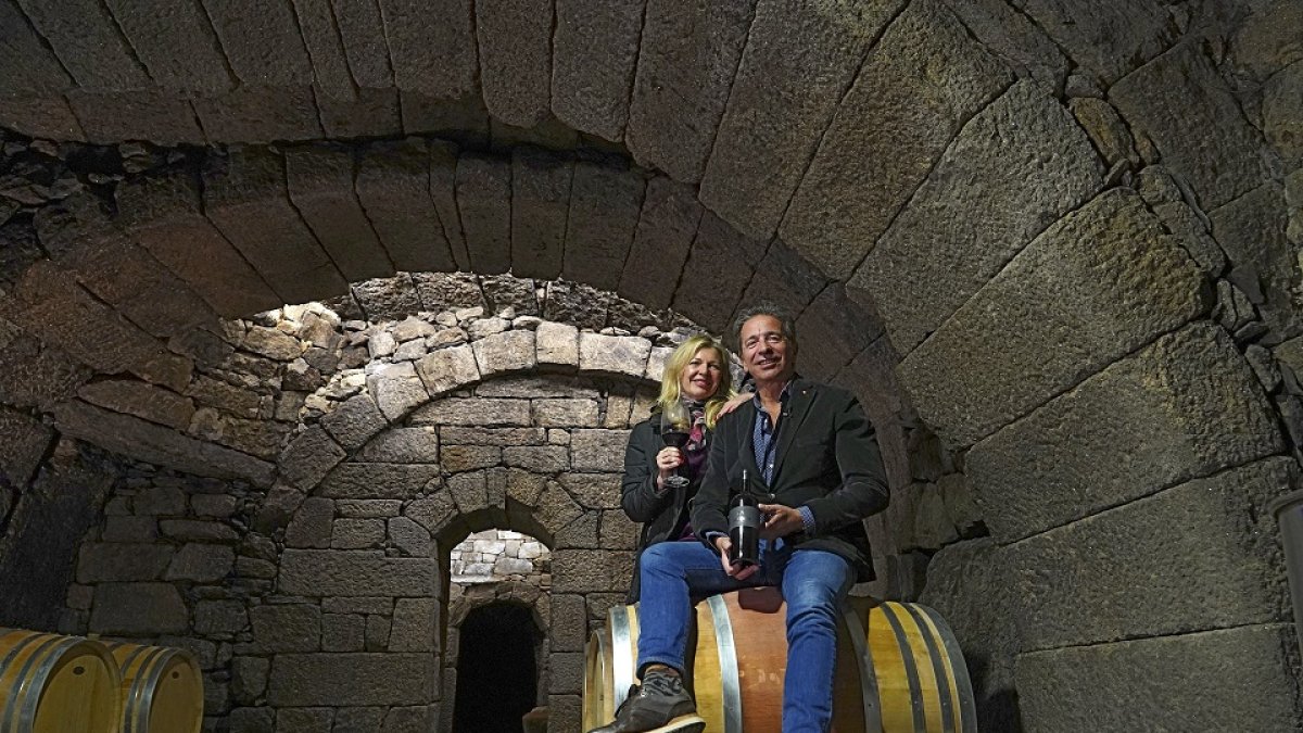 José María y Estrella, en la sala de barricas de su bodega de Fermoselle. / E.M.