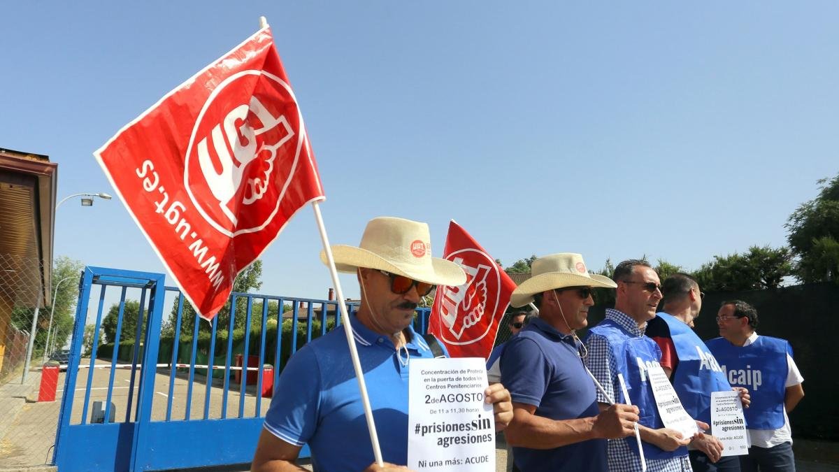Concentración de los funcionarios de prisiones en protesta por las agresiones sufridas en los centros penitenciarios.-MIRIAM CHACÓN / ICAL