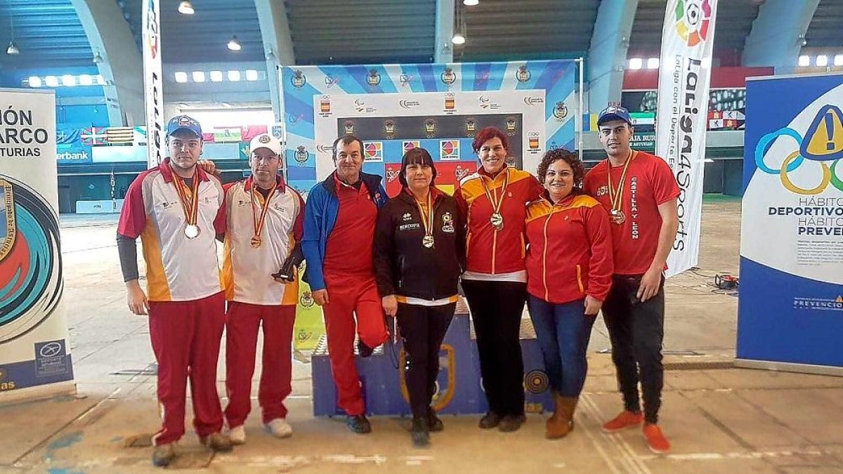 Integrantes del Arco Club Valladolid en el Campeonato de España.-EM