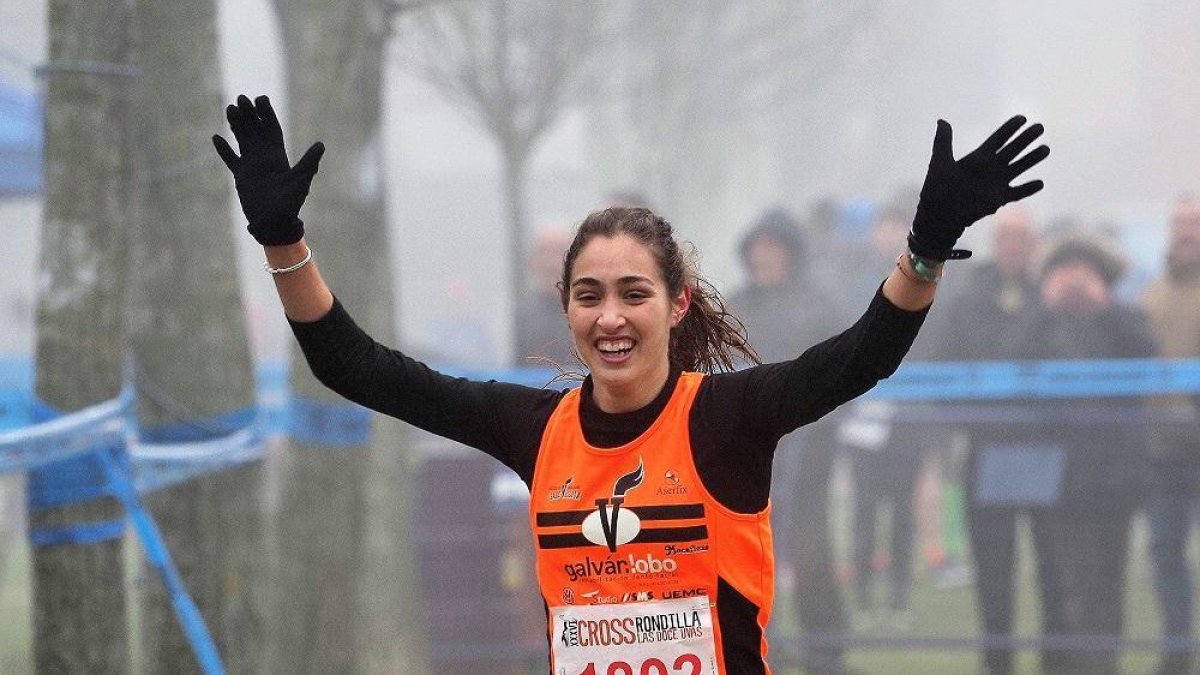 Carmen Viciosa celebra con los brazos en alto su victoria en Ribera de Castilla.-PABLO REQUEJO / PHOTOGENIC