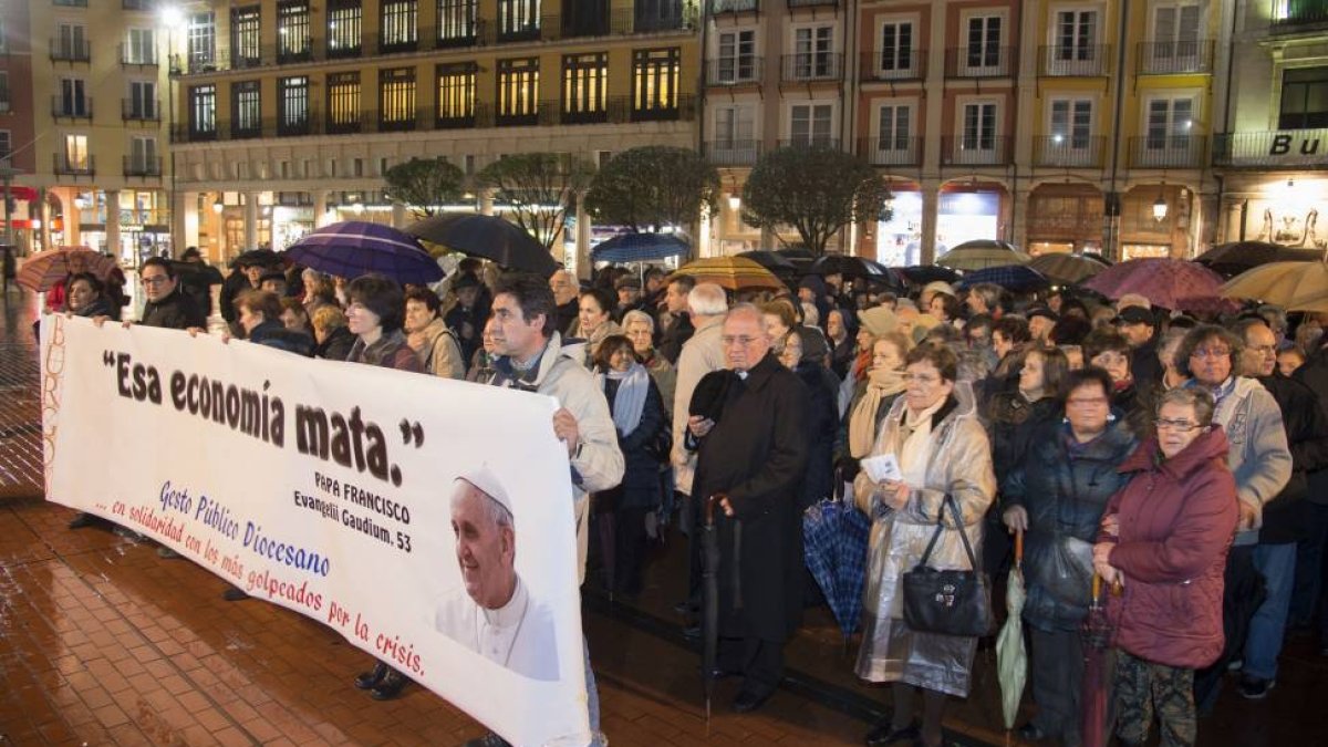 Marcha silenciosa en solidaridad con las víctimas de la crisis, organizada por la diócesis de Burgos, cuya pancarta con las palabras del papa Francisco 'esa economía mata' encabeza el arzobispo de Burgos, Francisco Gil Hellín-Ical