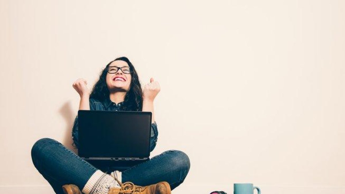 Chica joven contante con ordenador portátil.-123RF