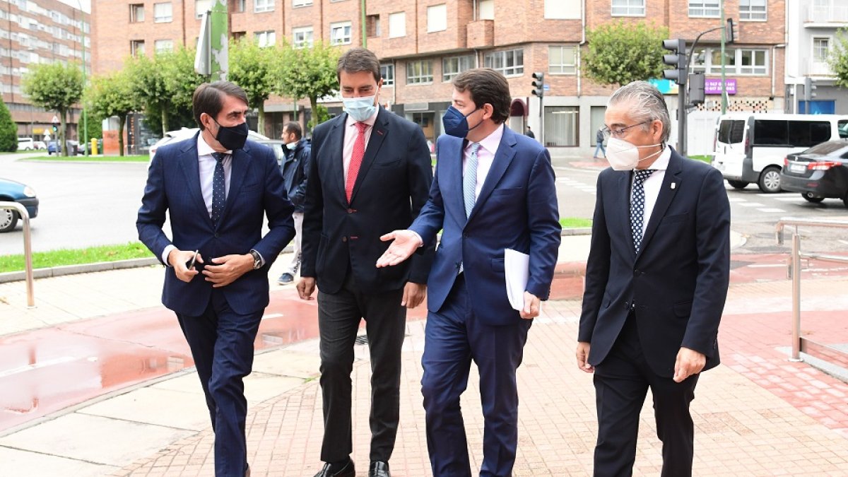 El presidente de la Junta de Castilla y León, Alfonso Fernández Mañueco (2D) a su llegada a Burgos acompañado por los consejeros de Presidencia y Fomento, Àngel Ibáñez (2I), y Juan Carlos Suárez Quiñones (I), y el delegado de la Junta en Burgos, Roberto Saiz (D).- ICAL