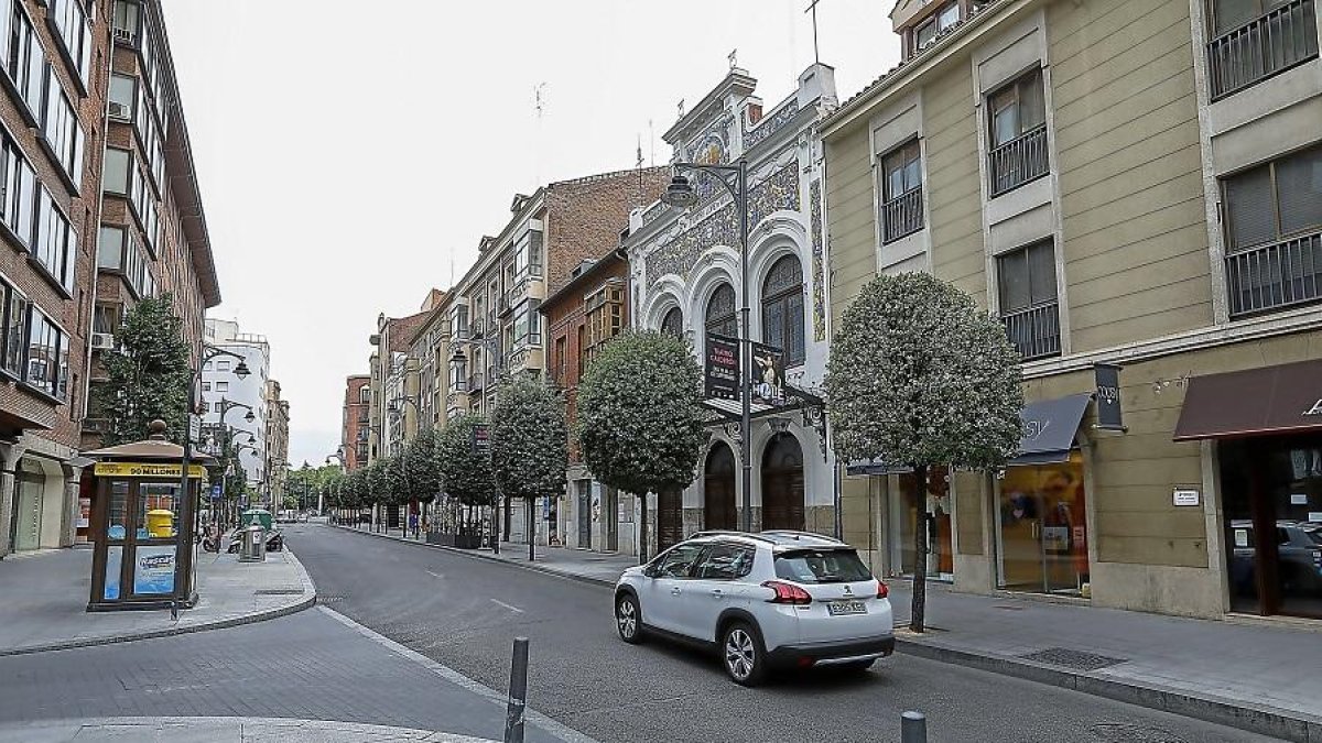 Un vehículo circula por la calle María de Molina.-J.M. LOSTAU