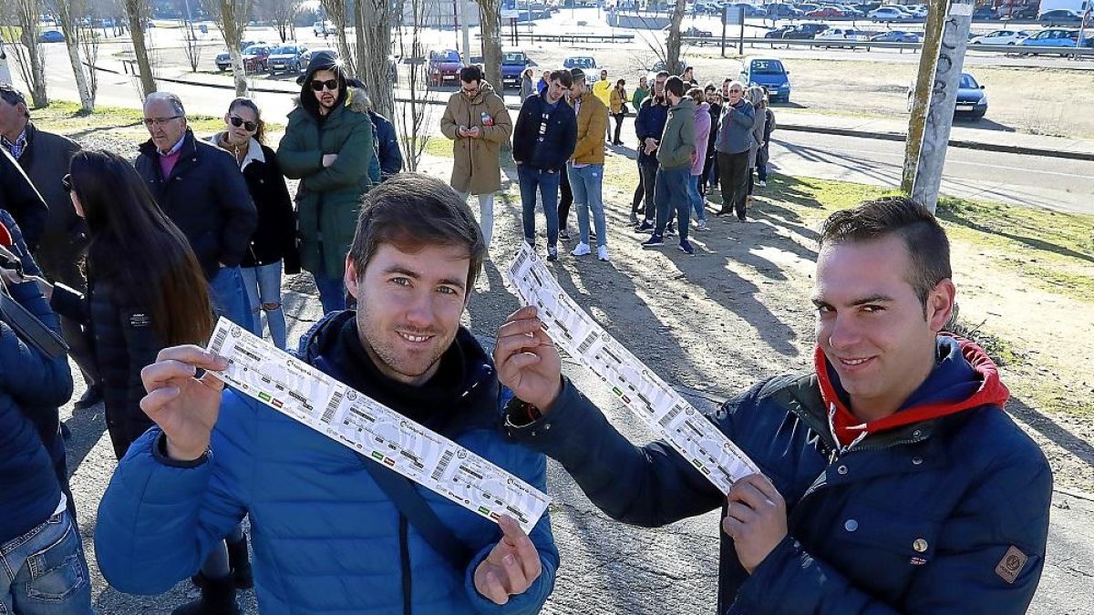 Dos aficionados muestran las entradas tras guardar la obligada espera en la cola de Zorrilla.-J. M. LOSTAU