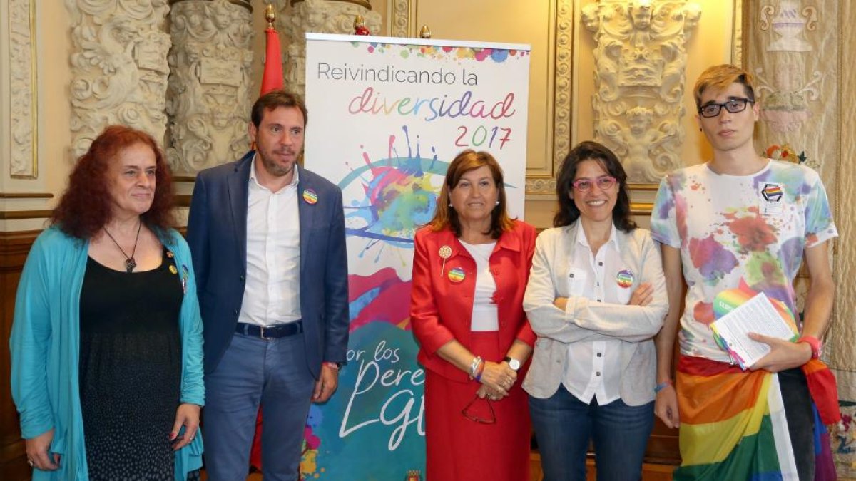 El alcalde de Valladolid, Óscar Puente (2I), posa junto a los repesentantes de los diferentes colectivos participantes en acto institucional del Día del Orgullo LGTBI.-ICAL