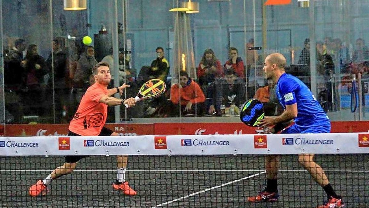 El vallisoletano Antolín, a la izquierda, junto a su compañero Valín en el Arroyo Challenger.-EM