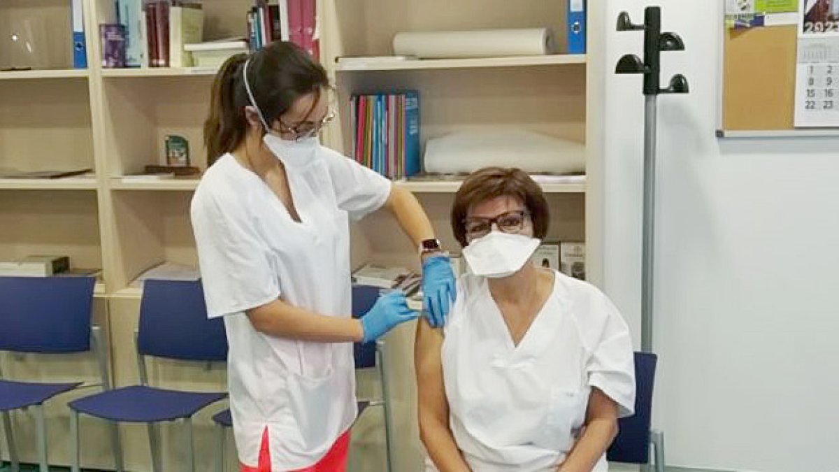 Charo Moral, enfermera del centro de salud Casa la Vega, una de las últimas profesionales en Burgos en recibir la primera dosis de la vacuna del Covid-19.- ICAL