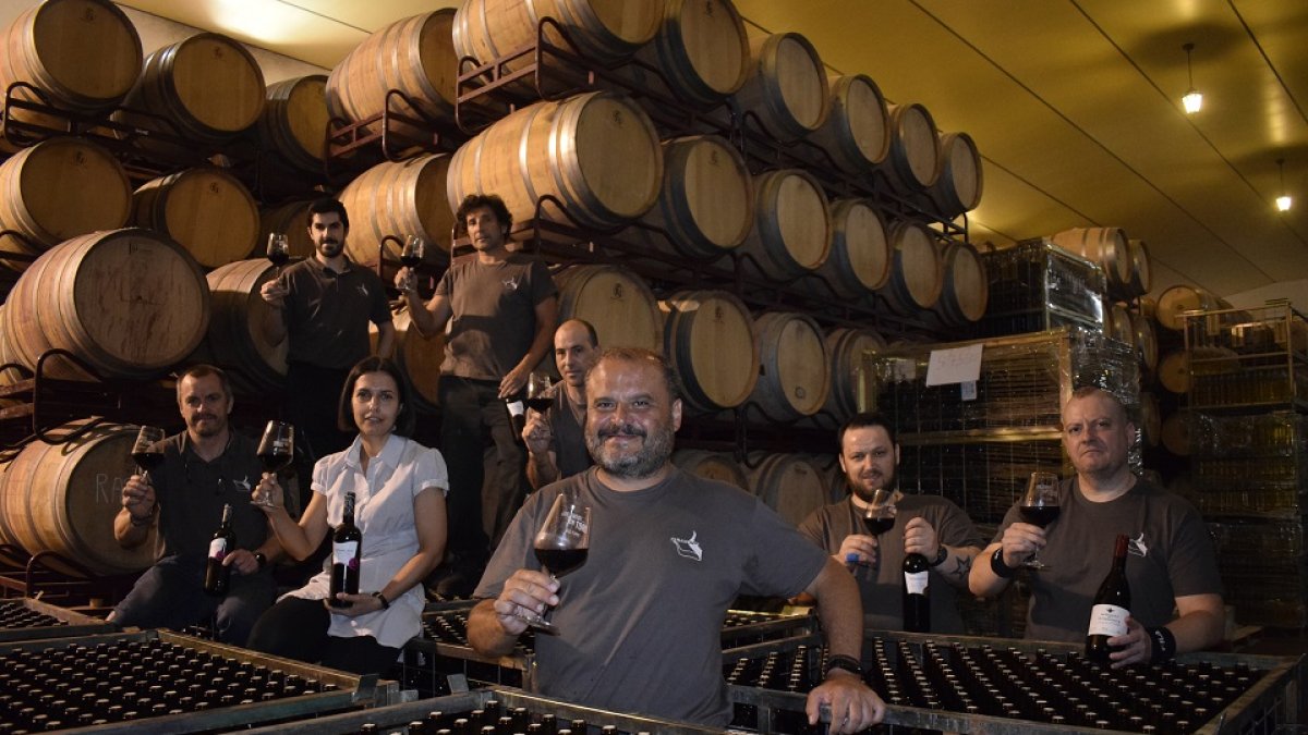 Felipe Nalda, en primer plano, junto a Marta Rodríguez, Jesús López y su hijo Jesús, Rubén de Córdoba, Luis Redondo, Iván Pérez y David Fernández en la nave de crianza de Torreduero. /