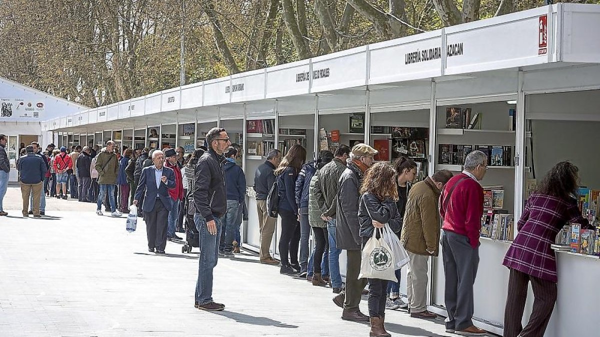 Algunos de los expositores que participaron en la pasada edición de la feria del Libro Antiguo y de Ocasión.-PHOTOGENIC