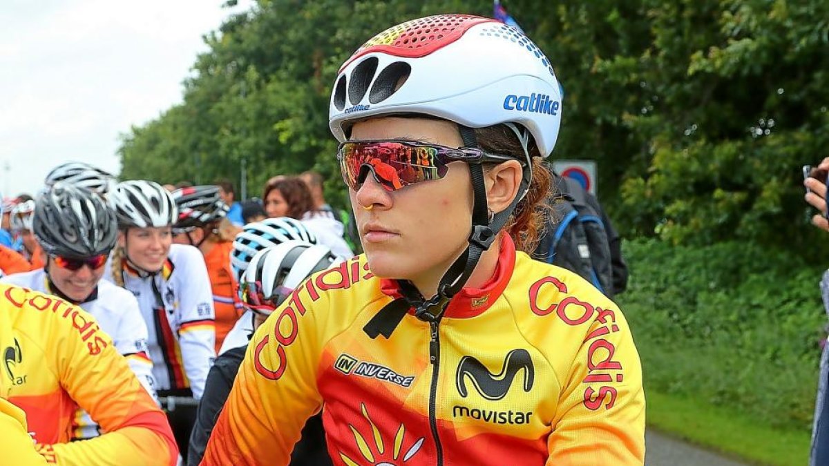 Isabel Martín posa con el maillot de la selección en el pasado Europeo de Dinamarca.-EL MUNDO