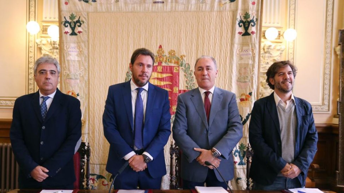 El alcalde de Valladolid, Óscar Puente; el concejal de Hacienda, Juan Antonio Gato; el director de la Fundación Santa María la Real, Juan Carlos Prieto; y el responsable de programas de empleabilidad de la Fundación Telefónica, Matías Figueroa, presentan-ICAL