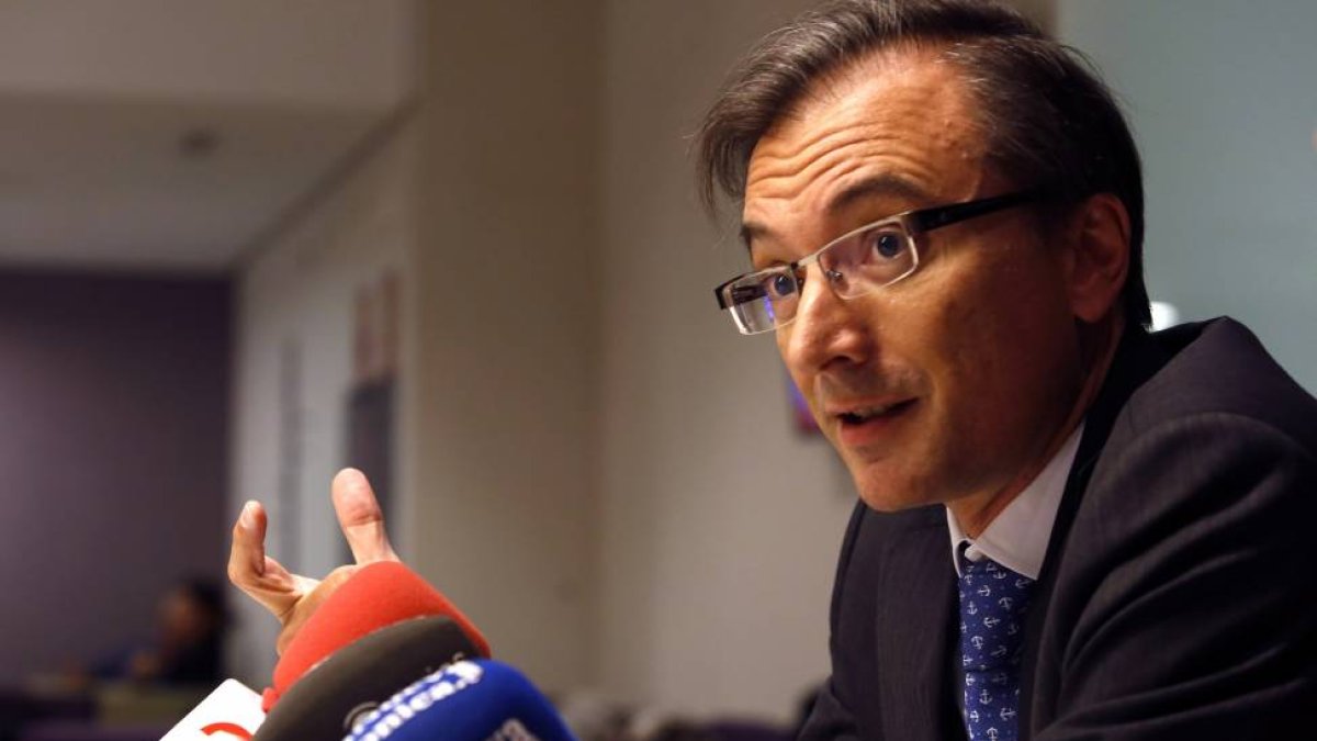 El director general de Viajeros de Renfe, Ramón Azuara, ofrece una rueda de prensa en la estación de Chamartín de Madrid tras la llegada del primer AVE desde León-Ical