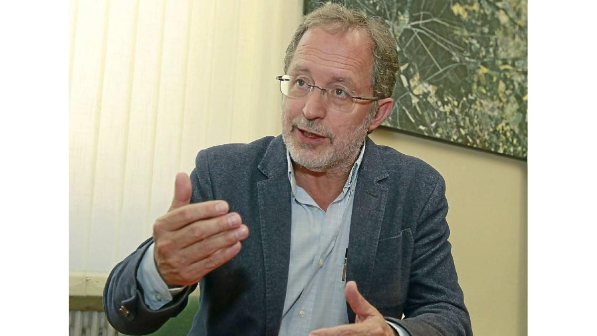 Santos Llamas en Caja España en una foto de archivo.-Ical