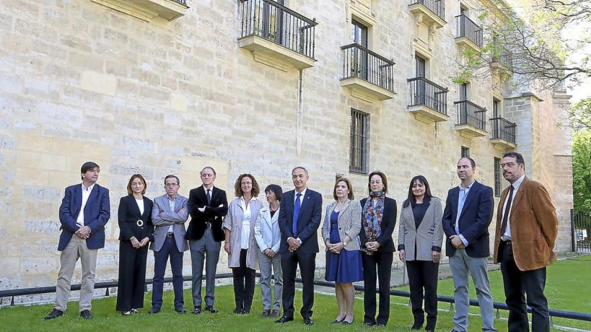 Antonio Largo (C) posa junto a su equipo de gobierno, a excepción del nuevo vicerrector del Campus de Soria.-ICAL
