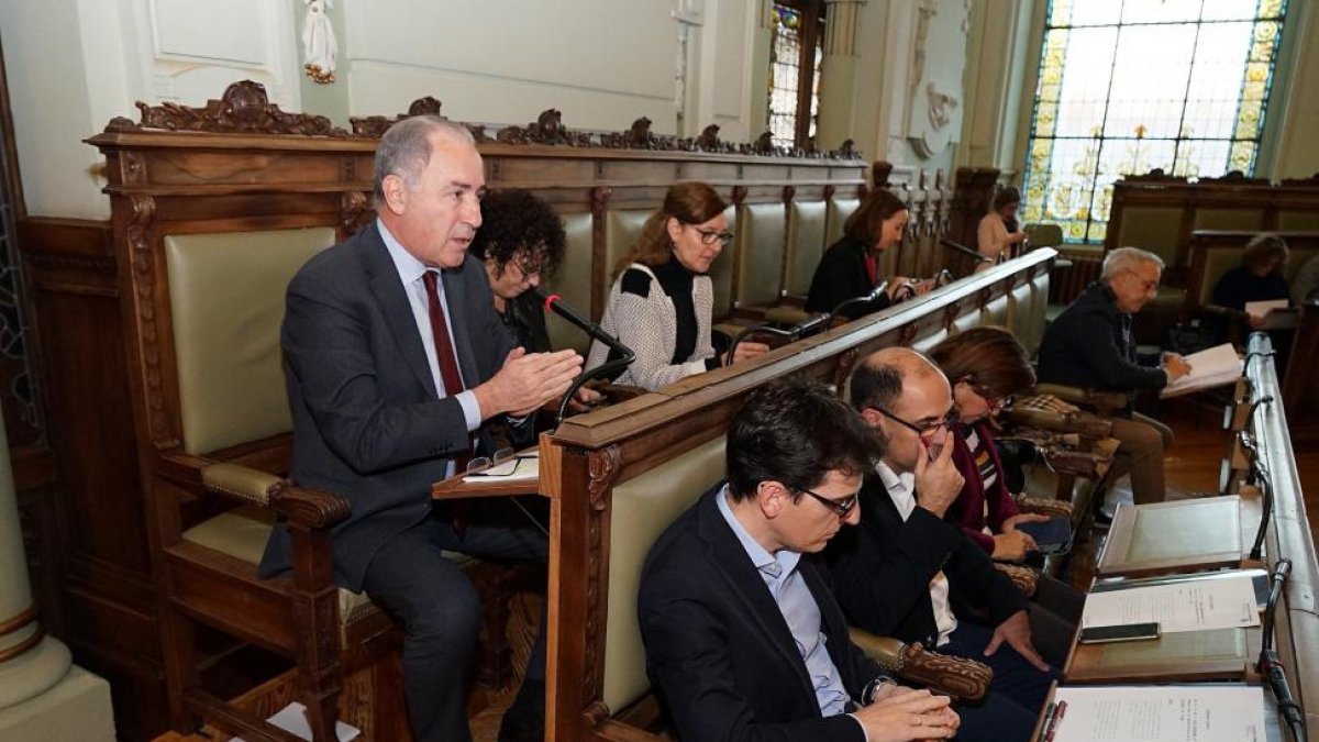 El concejal de Hacienda, Antonio Gato, durante su intervención en el pleno.-E. M.