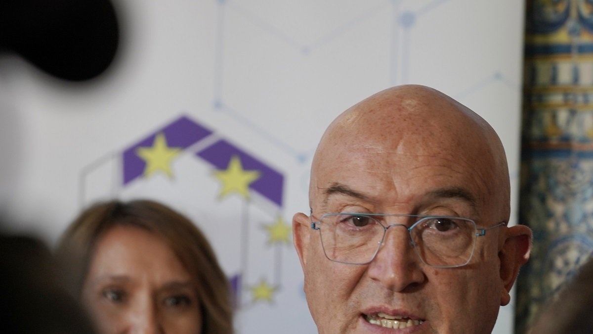 El alcalde de Valladolid, Jesús Julio Carnero, atiende a los medios este viernes en las XXX Jornadas Estatales del Fórum Europeo de Administradores de la Educación (FEAE). / ICAL