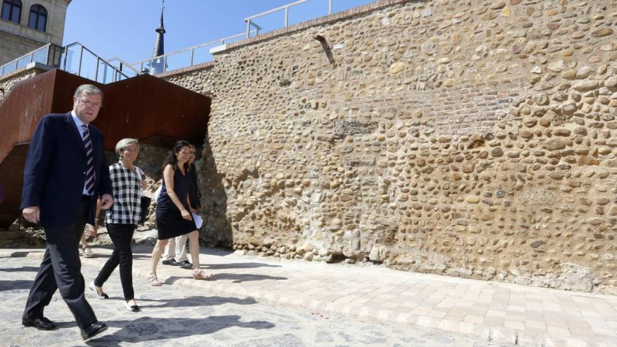El alcalde de León, Antonio Silván y la Concejala de Urbanismo, Ana Franco, visitan las obras de rehabilitación de la muralla del parque del Cid-Ical
