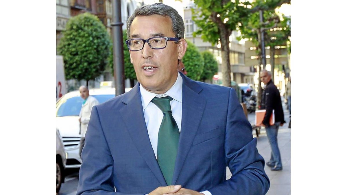 Antolín Sanz, a su llegada a la sede regional.-J.M. Lostau