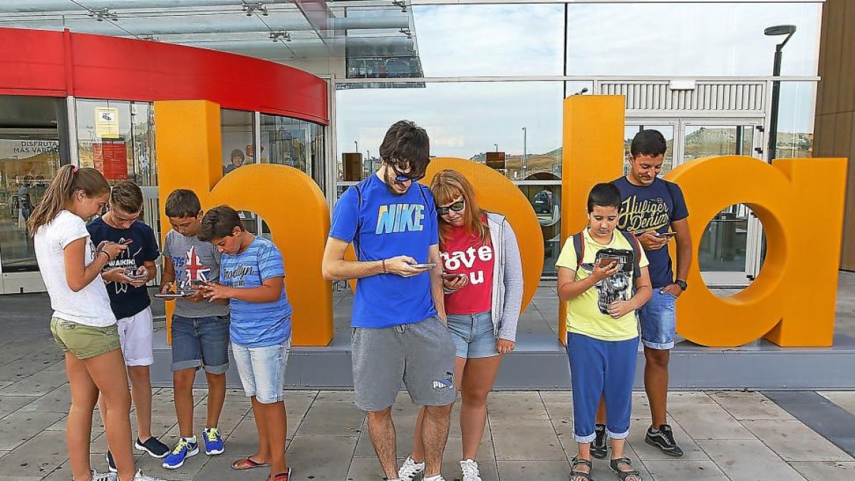 Varios usuarios de Pokemon GO jugando ayer en RIO Shopping (Valladolid).-J. M. LOSTAU
