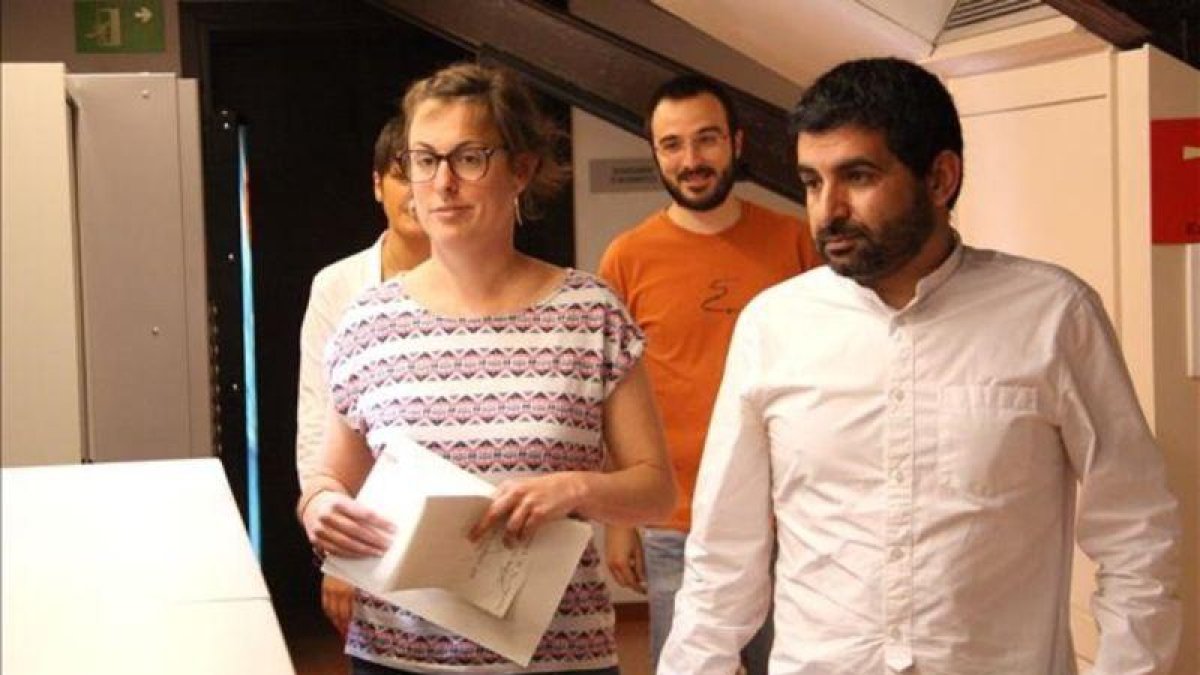 Los diputados de la CUP y Junts pel Sí Mireia Vehí y Chakir el Homrani, durante el registro en el Parlament de la proposición de ley de la Agència Catalana de Protecció Social.-ACN / GARRIDO