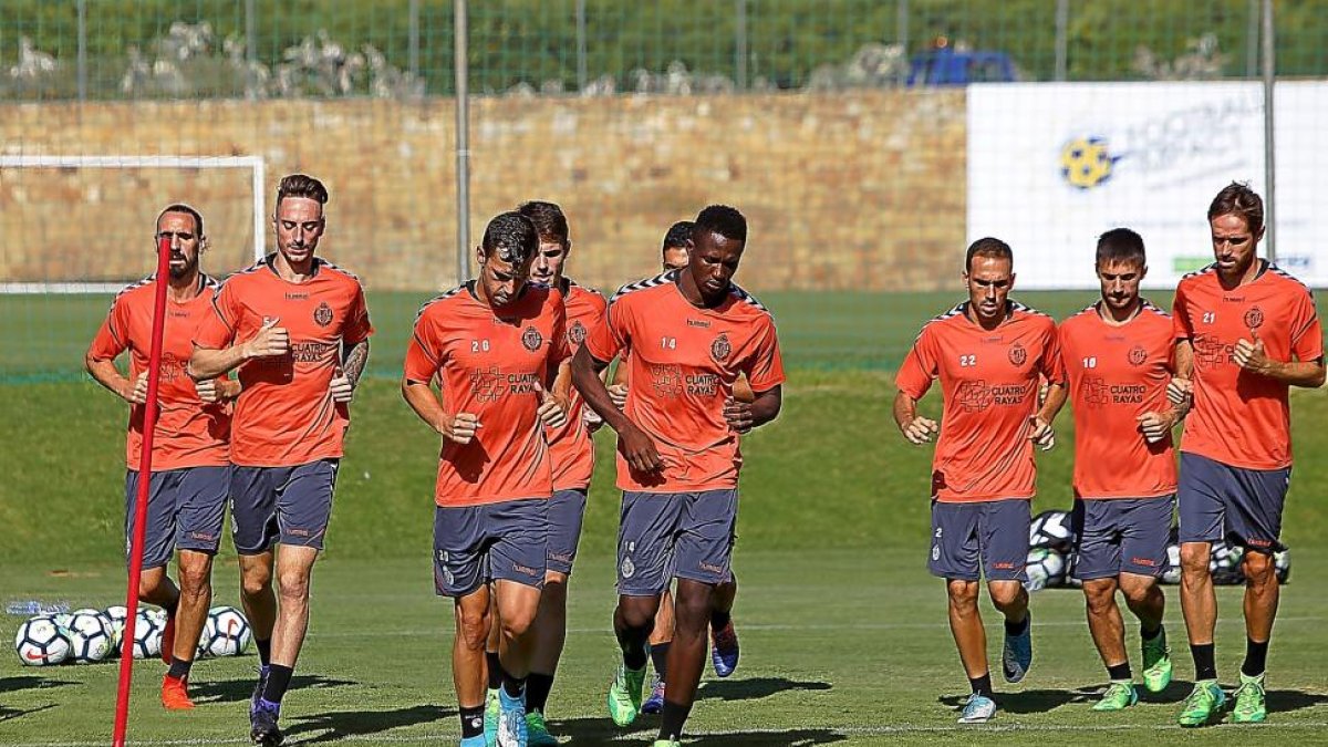 Calero (dorsal 5), calienta junto a sus compañeros durante el inicio de pretemporada en la concentración deMarbella.-PHOTO-DEPORTE