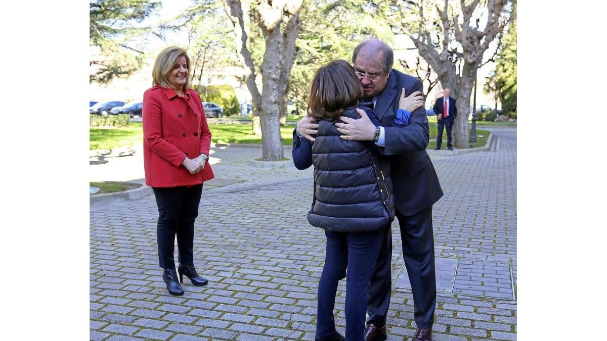 Herrera abraza a Sáenz de Santamaría a la entrada del Colegio de la Asunción, en presencia de Báñez.-ICAL