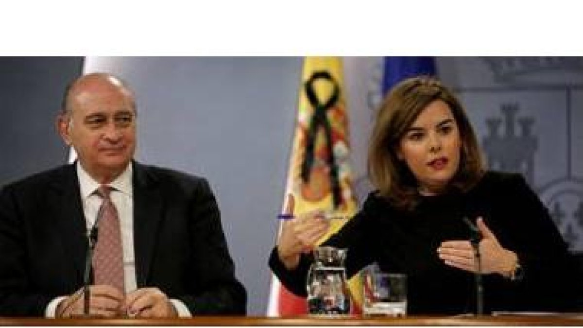 Fernández Díaz y Sáenz de Santamaríadurante la rueda de prensa posterior al Consejo de Ministros de este viernes.-Foto: EFE