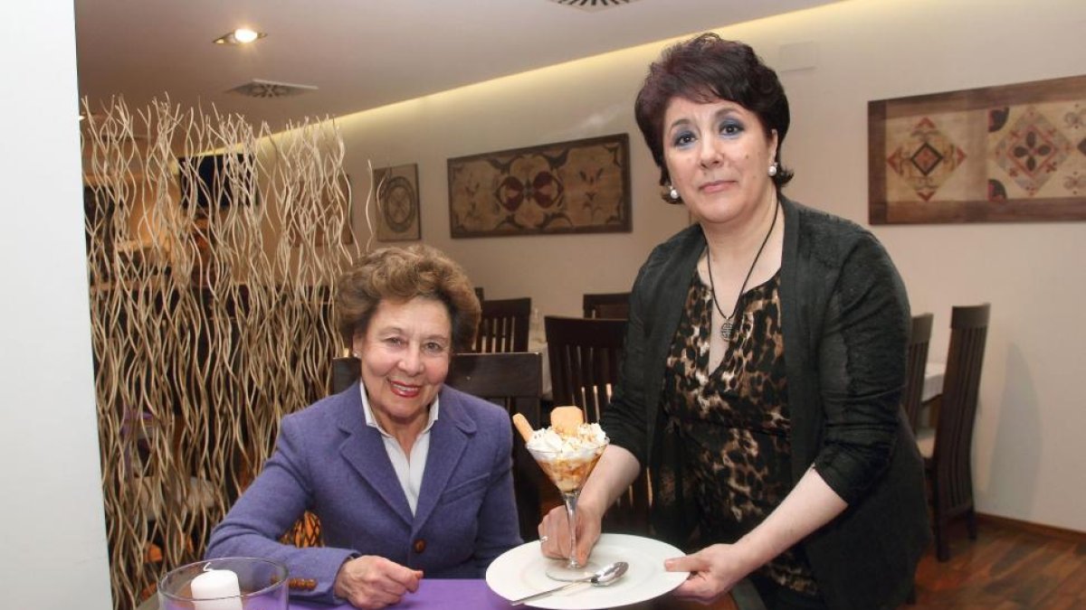 La presidenta de Galletas Gullón, María Teresa Rodríguez Sainz-Rozas (i), junto a Begoña Torices, propietaria del restaurante Siglo XX de Aguilar de Campoo (Palencia).-BRÁGIMO