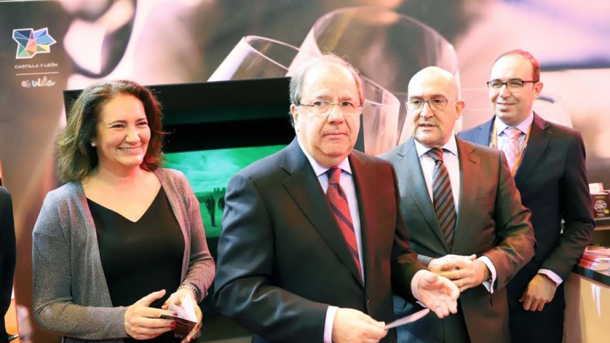 El presidente de la Junta, Juan Vicente Herrera, junto a la consejera de Cultura y Turismo, Josefa García Cirac, y el presidente de la Diputación de Valladolid, Jesús Julio Carnero, en su visita al expositor de Castilla y León en Fitur 2018-ICAL
